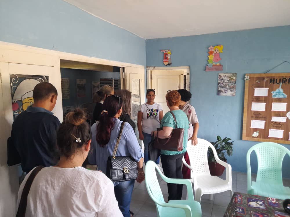 dmesantaclaravc's tweet photo. Dentro del recorrido de la #VisitaParlmentariaVC a instituciones del Consejo Popular Universidad intercambian con los alumnos y trabajadores de la ENR Victoria de Girón y aprecian la organización escolar de la institución @btan0987  @MilaxyA @anamarianpp  @MiguelColinaAP https://t.co/6Dd9b5dGdQ