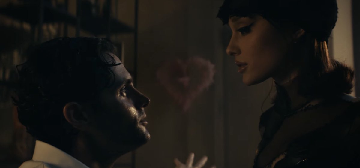 StrugglesAriana's tweet photo. penn badgley is so real, i wouldn’t need a love potion to fall in love with ariana grande too https://t.co/GLXmi991SH