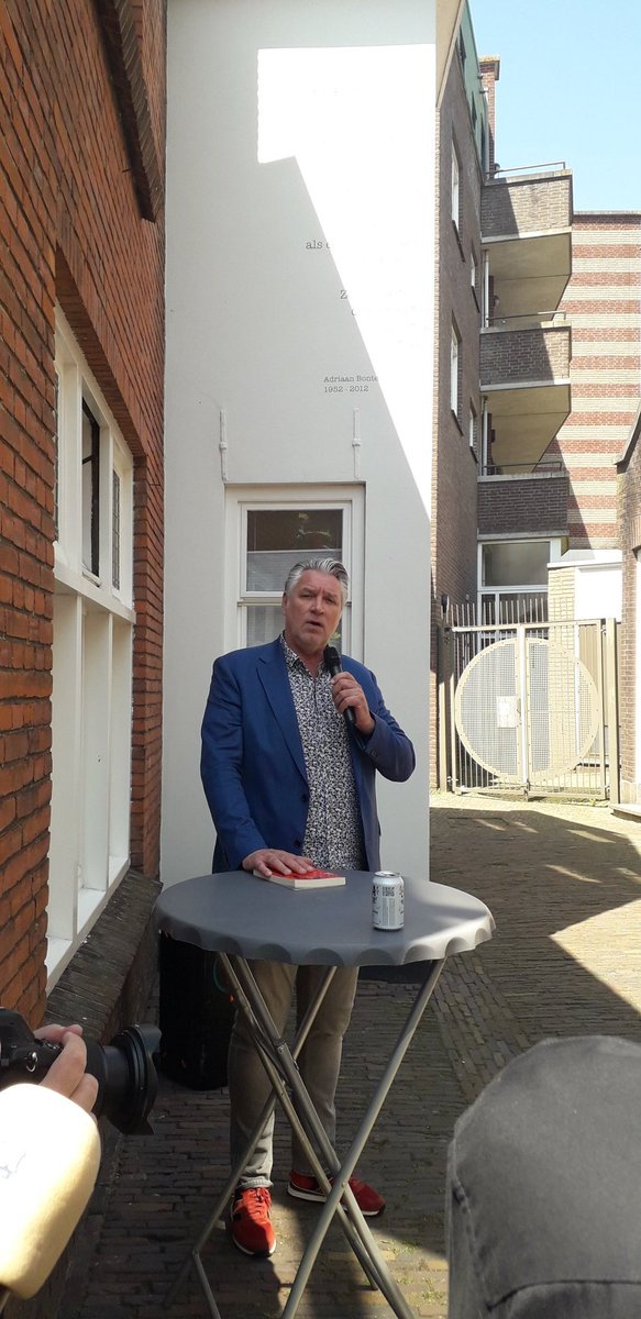 "Boksbal" van Adriaan Bontebal is vanmiddag (eindelijk) onthuld in <a href="/Gemeente_LV/">Gemeente LV</a>  door <a href="/OehtAndersom/">Theo van Rijn</a> en <a href="/marcelbelt/">Marcel Belt</a> 
Uiteraard was <a href="/SjaakBral/">Sjaak Bral</a> ook van de partij om oude herinneringen op te halen.