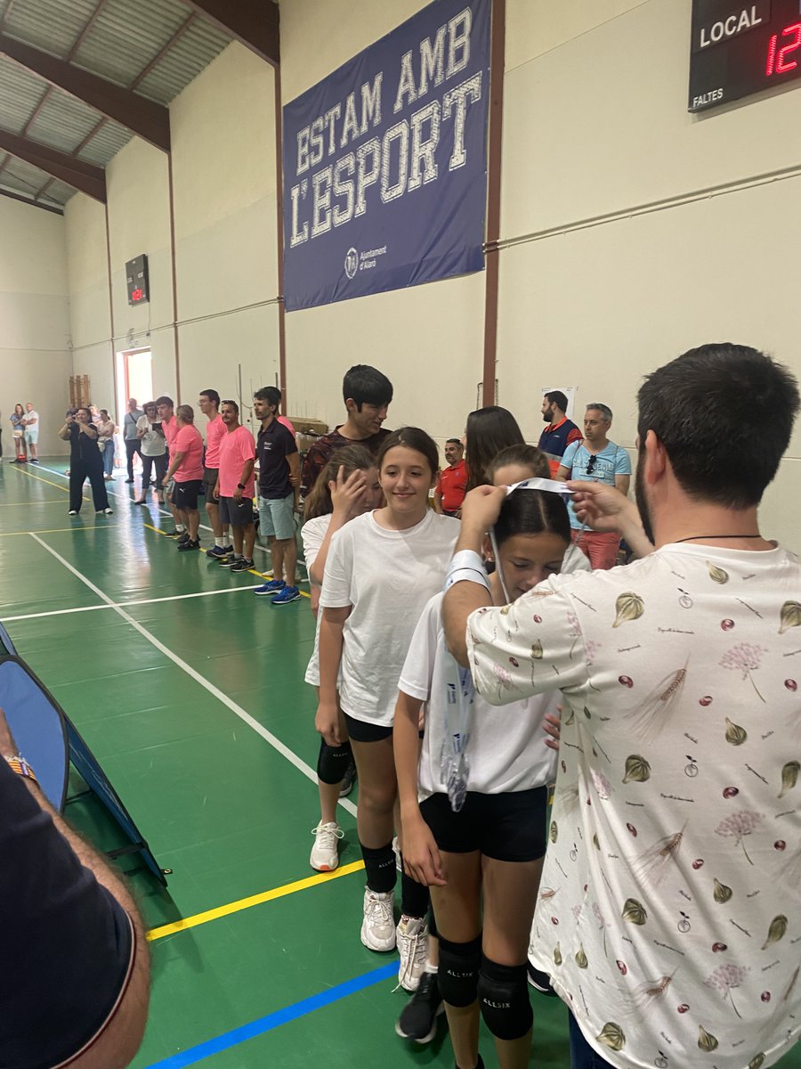 EsportsConsell's tweet photo. 🏐 I... no ens oblidam de les cloendes de #voleibol del cap de setmana a #Alaró!

👉 Un #EsportenEdatEscolar que a Mallorca té molt(e)s jugador(e)s. 

Agrair la implicació en les lligues no federades dels #JocsEsportiusEscolars dels clubs i entitats participants. https://t.co/1JyI5bIFTZ