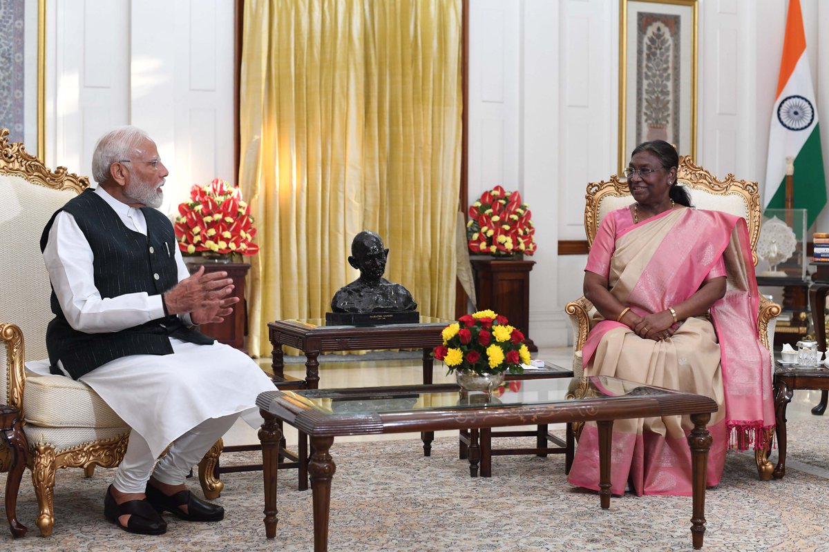 Exercising powers vested in her under Article 75 (1) of the Constitution of India, President Droupadi Murmu today appointed @narendramodi to the office of Prime Minister of India. The President requested Shri Narendra Modi to: i) advise her about the names of other persons to