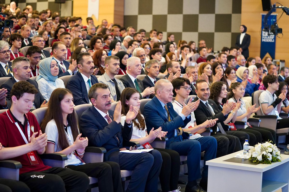 📍İstanbul/Türkiye Yüzyılı Maarif Modeli Tanıtım Toplantısı

Cumhurbaşkanımız Sayın Recep Tayyip Erdoğan’ın teşrifleriyle Türkiye Yüzyılı Maarif Modeli Tanıtım Programı’nı gerçekleştirdik.

Türkiye Yüzyılı Maarif Modeli ile kökleriyle bağlarını güçlü bir şekilde tesis etmiş,