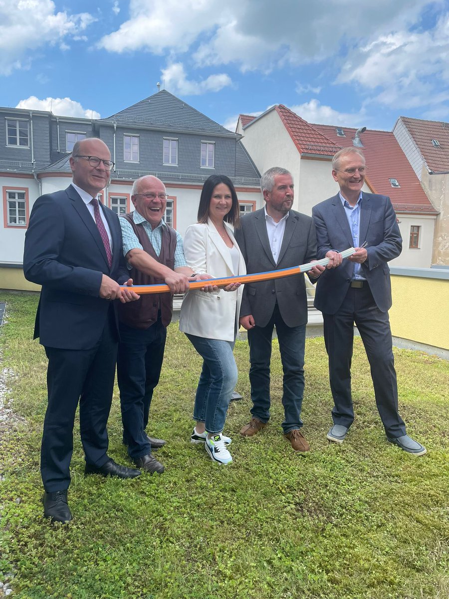 oliverdd's tweet photo. Wenn Menschen sich vor Ort engagieren, ist alles möglich. In #Oederan hat man mit viel Energie 8 Jahre das Projekt Breitbandausbau vorangetrieben. Dank Zusammenspiel der kommunalen u. Landesebene konnte heute das Glasfasernetz symbolisch übergeben werden. Herzlichen Glückwunsch! https://t.co/xaqIrwAA7I