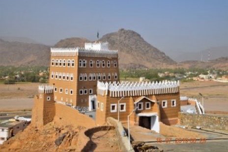 قصر العان #بنجران قديماً من أقدم أثار السعودية، وهو من روائع فن العمارة النجراني بني عام 1100 هـ من الطين على أساسات من الحجر بطراز معماري تتميز به منطقة نجران .