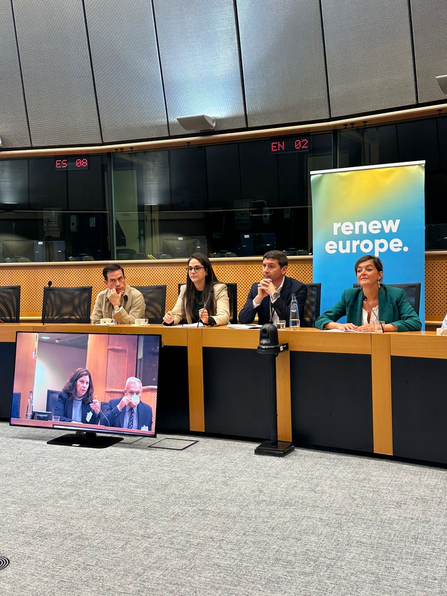 🇪🇺🗳 Los miembros de la Misión de #TransparenciaElectoral para las elecciones del Parlamento Europeo 2024 se reunieron hoy con <a href="/CRinzema/">Catharina Rinzema</a>, Eurodiputada por Renew Europe, y @MarechalSylvain, Secretario General para el plenario, cuerpos de gobierno y relaciones internacionales.