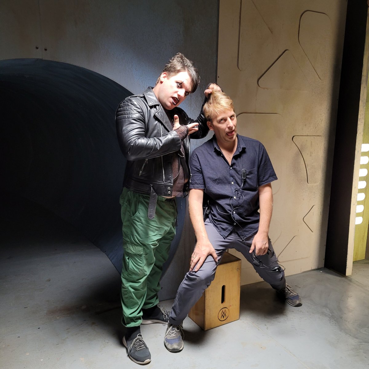 spacejanitors's tweet image. Here's a close-up of Gary's metal album cover (and some BTS from the album cover shoot). The head is that of Sebastian Harder, the show's incredibly talented Production Designer! 💀🩸🔪

SWIPE FOR SOME BTS ➡️