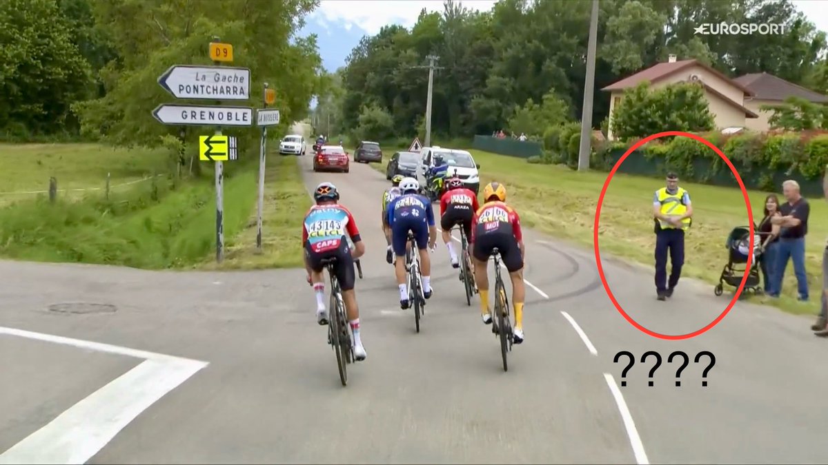 Pépouze, le gendarme. 

#Dauphiné #LesRP
#AntenneVieux
