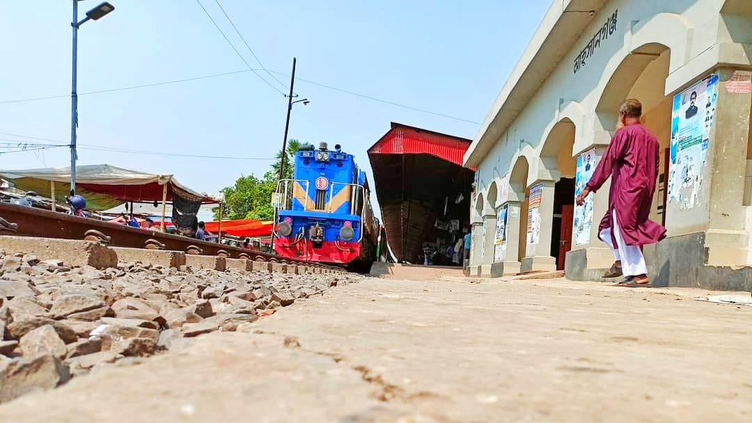 আত্রাইয়ে চিলাহাটি এক্সপ্রেস ট্রেনের স্টপেজ না হওয়ায় এলাকাবাসী হতাশ