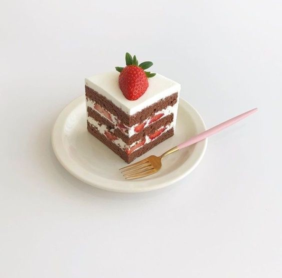 daily_dolce's tweet photo. Slices of strawberry cake 🍓🍰 https://t.co/8erfjWtiIC