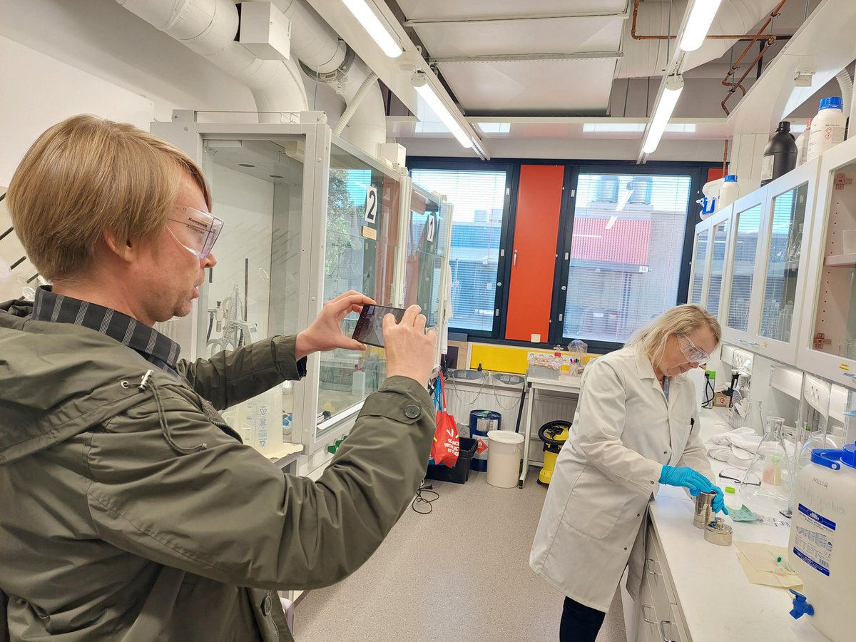 Kaisu Koivumäki (Innanen) (@kaisukoivumaki) on Twitter photo Myös <a href="/UniOulu/">University of Oulu</a> professori Ulla Lassi oli tänään <a href="/tekniikkatalous/">tekniikkatalous</a> toimittaja <a href="/MikkoPulliainen/">Mikko Pulliainen</a> jututettavana autojen akkukemiasta ja laajasti akkuteknologioiden tulevaisuudennäkymistä. Hän esittelee labrassa autoklaavia, jota käytetään akkukemian tutkimukseen.
#akkuteknologia #kemia Myös <a href="/UniOulu/">University of Oulu</a> professori Ulla Lassi oli tänään <a href="/tekniikkatalous/">tekniikkatalous</a> toimittaja <a href="/MikkoPulliainen/">Mikko Pulliainen</a> jututettavana autojen akkukemiasta ja laajasti akkuteknologioiden tulevaisuudennäkymistä. Hän esittelee labrassa autoklaavia, jota käytetään akkukemian tutkimukseen.
#akkuteknologia #kemia