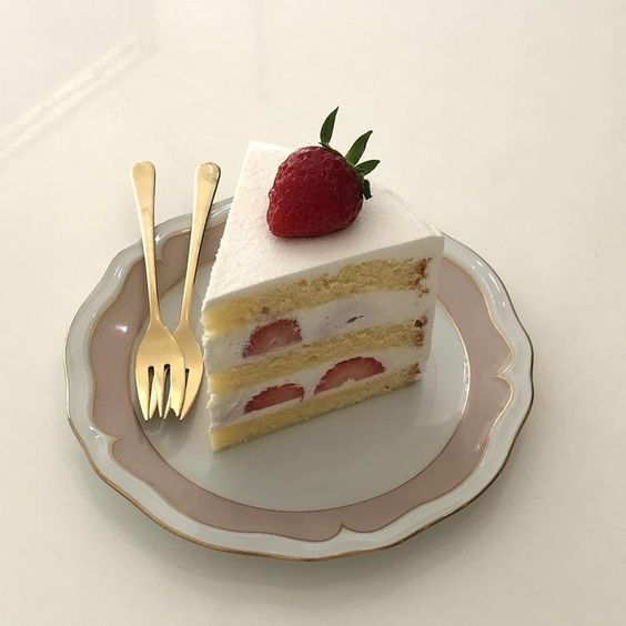 daily_dolce's tweet photo. Slices of strawberry cake 🍓🍰 https://t.co/8erfjWtiIC