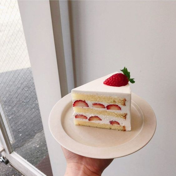 daily_dolce's tweet photo. Slices of strawberry cake 🍓🍰 https://t.co/8erfjWtiIC