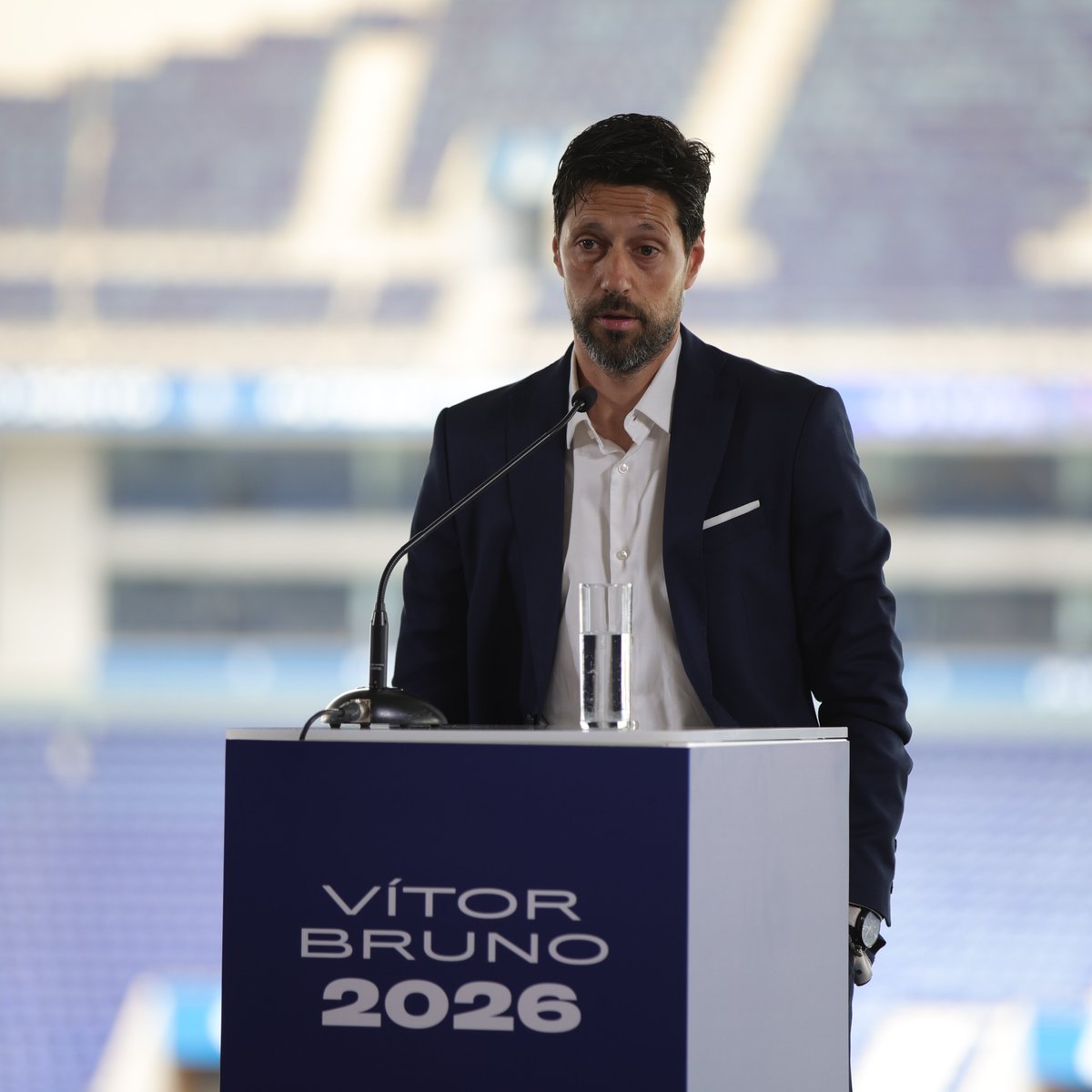 FCPorto's tweet photo. Vítor Bruno 🎙 "A partir daqui é mãos à obra, lutar juntos, entrelaçados, entranhados uns nos outros e lutar por aquilo que vai ser o sucesso do FC Porto"

#InvictosdeCoração https://t.co/yda9hn4l20