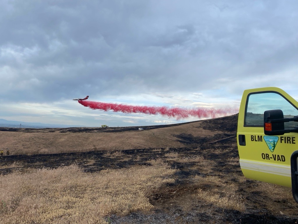 BLMOregon's tweet photo. The weather is changing, and wildfire season is here! Last weekend, we had one of our first fires of the season: the human-caused Sage Fire in eastern Oregon.
As we head into summer, please remember to follow our fire restrictions: https://t.co/Zvq1H7MiOS https://t.co/53GKxtPaN8