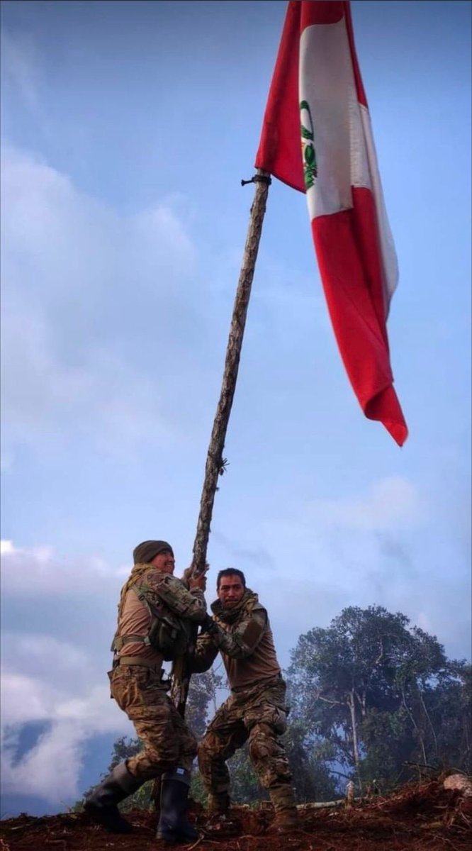 Feliz día de la Bandera, la roja y blanca la de todos los peruanos de bien.