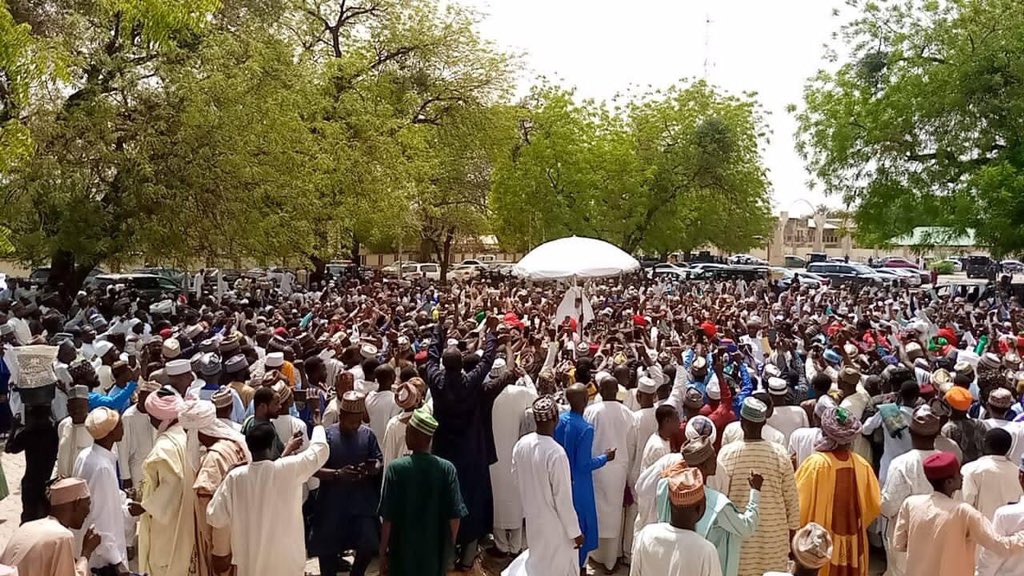 rabiuuba4's tweet photo. Mai martaba sarkin kano Alh Aminu Ado Bayero ya gabatar da sallar juma'a cikin dimbin masoyansa a gidan sarki dake Nasarawa a yau.

Allah ya taimaki sarki Allah ya karawa sarki lafiya Allah ya kima, daraja, da mutuncinsa. Ameeeen. https://t.co/g4aKjdVESQ
