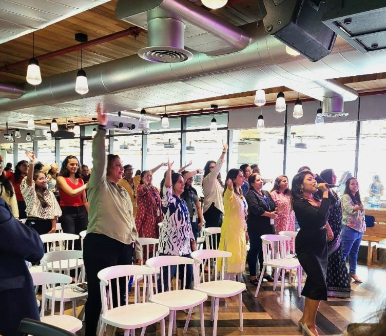 KPMGIndia's tweet photo. At #KPMG, we seek out different perspectives, experiences, and expertise to create a more #𝒊𝒏𝒄𝒍𝒖𝒔𝒊𝒗𝒆 𝒄𝒖𝒍𝒕𝒖𝒓𝒆 built on trust, with an educated, empathetic workforce who advocate for #equalopportunity | #FutureIsInclusive #ComeAsYouAre #Pride 🏳️‍🌈 #KGS https://t.co/UIofYtdX6Q