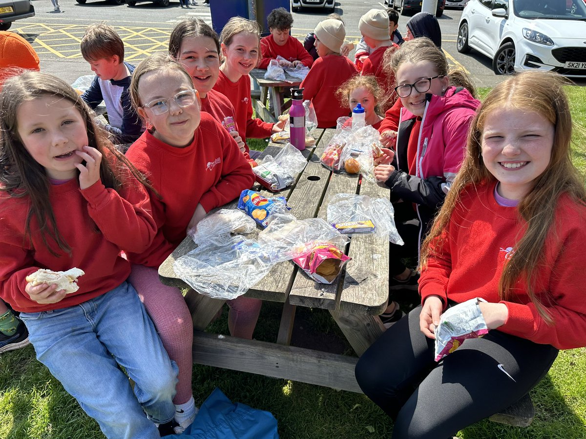 CPSP7trip's tweet image. Picnic lunch at Stirling and we’re on our way again.
