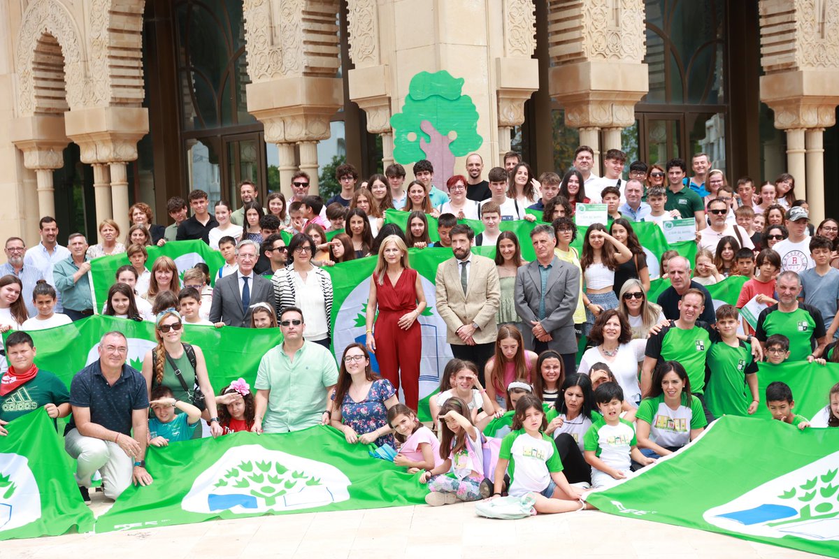 JuntaSevilla's tweet photo. Seis centros docentes de #Sevilla reciben la Bandera Verde por su compromiso con la educación ambiental

https://t.co/RBxaqaLHQ5 https://t.co/tZWA3TSiSD