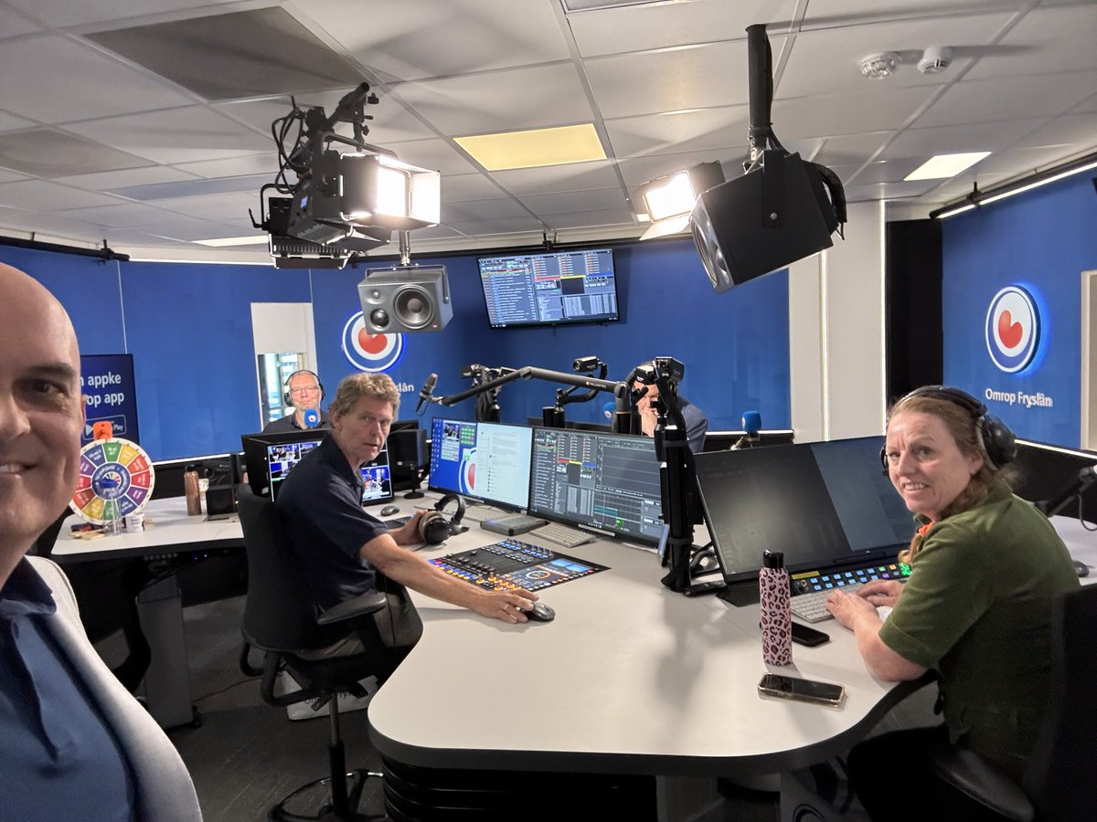 De #freedsselfie mei <a href="/JanDurkdeHaan/">Jan Dirk de haan</a>, Dolf Tannemaat en <a href="/GeartsjedeVries/">Geartsje de Vries</a>. #Underweis #OmropFryslân