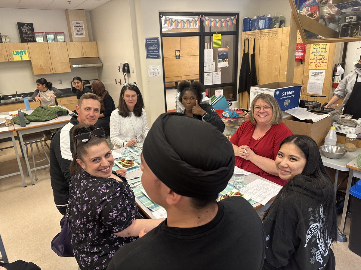 hmeceducator's tweet photo. Food Studies 11/12 - Round 2 with Savoury dishes 🍏 🍎
Our proud Round 1 winner presents to our special guest judges including @lreeve36
Ss impressed our judges with different flavour combos & personal connections
MIA: Apple Quiche 😳
#PRHomeEc #sd36learn #bced #HomeEconomics https://t.co/x6gzyO58oC