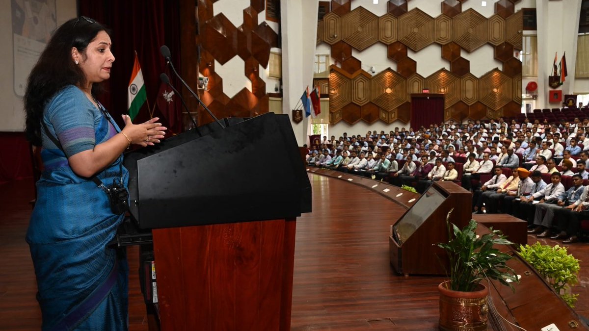 HQ_IDS_India's tweet photo. Considering the importance of communication skills in staff work, a workshop on 𝐄𝐟𝐟𝐞𝐜𝐭𝐢𝐯𝐞 𝐂𝐨𝐦𝐦𝐮𝐧𝐜𝐚𝐭𝐢𝐨𝐧 𝐒𝐤𝐢𝐥𝐥𝐬    was held at #DSSC, Wellington.
"Single biggest problem with communication is the illusion that it has taken place", said George Bernard Shaw. 
Acknowledged communication coaches Col Gopal Karunakaran, CEO Shiv Nadar Schools, Mr Dirish Mohan #ownthestage fame, Lt Col Rohit Agarwal, Academician, Dr Anubhuti Yadav from IIMC, Delhi and renowned authors Dr Pragya Bajpai, Mrs Mona Yadav gave valuable insights and provided guidance to the student officers on effective communication.

@DefenceMinIndia
@giridhararamane

@gopalkkkkk
@dirishmohan
@ragarwal
@anubhutiyadava
