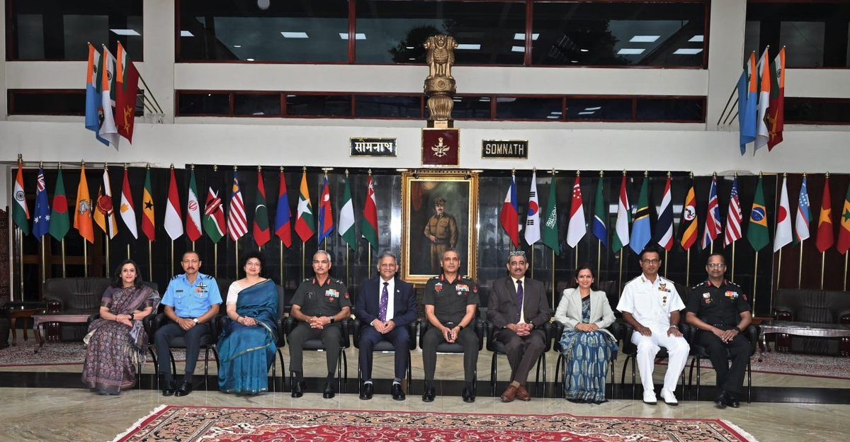 HQ_IDS_India's tweet photo. Considering the importance of communication skills in staff work, a workshop on 𝐄𝐟𝐟𝐞𝐜𝐭𝐢𝐯𝐞 𝐂𝐨𝐦𝐦𝐮𝐧𝐜𝐚𝐭𝐢𝐨𝐧 𝐒𝐤𝐢𝐥𝐥𝐬    was held at #DSSC, Wellington.
"Single biggest problem with communication is the illusion that it has taken place", said George Bernard Shaw. 
Acknowledged communication coaches Col Gopal Karunakaran, CEO Shiv Nadar Schools, Mr Dirish Mohan #ownthestage fame, Lt Col Rohit Agarwal, Academician, Dr Anubhuti Yadav from IIMC, Delhi and renowned authors Dr Pragya Bajpai, Mrs Mona Yadav gave valuable insights and provided guidance to the student officers on effective communication.

@DefenceMinIndia
@giridhararamane

@gopalkkkkk
@dirishmohan
@ragarwal
@anubhutiyadava