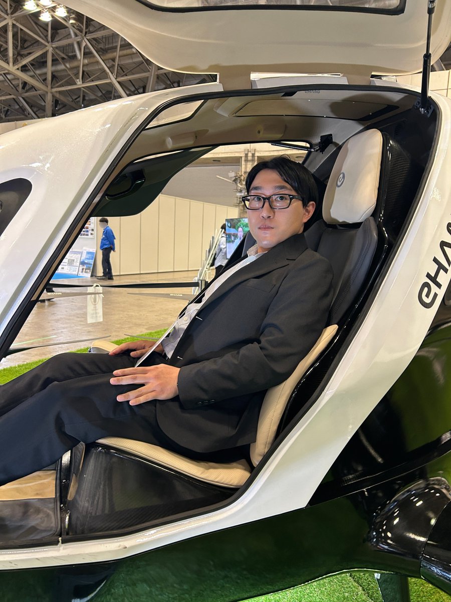 ys_digital's tweet photo. Japan Drone／次世代エアモビリティEXPOでは、空飛ぶクルマと言われるEHang社のEH216-Sが展示されていたので機内に乗らせていただきました！
この機体は世界初の電動自律型無人航空機で、パイロットは乗りません！
乗客はタブレットで目的地を選択するとAIによる自動操縦で目的地へ飛行するそうです。 https://t.co/HQCfunw9XZ