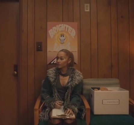 thinkingbyy's tweet photo. desculpa, mas a ariana tá competindo clipe do ano com ela mesma https://t.co/27oLoRKiVo
