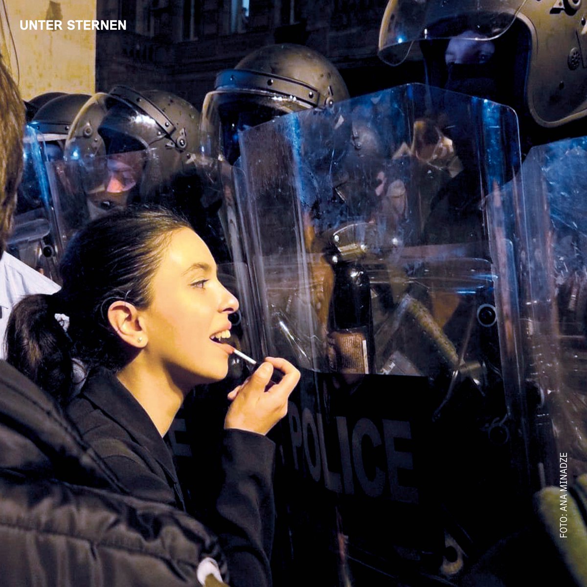 Plötzlich ist sie eingekesselt. Da nimmt <a href="/AnaMinadze/">Ana Minadze</a> ihren Lippenstift, nutzt den Schild als Spiegel und zieht sich die Lippen nach. Die Georgierin kämpft mit einer Gruppe junger Aktivisten für den 🇬🇪 EU-Beitritt, trotz anonymer Drohanrufe ››› datum.at/unter-sternen/
📝<a href="/anjk/">Anja Koch</a>