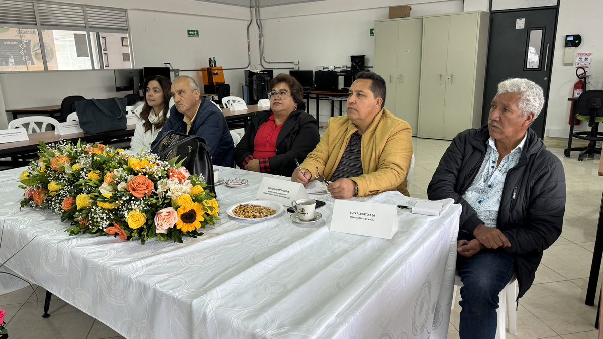 SENANarino's tweet photo. #AEstaHora | director regional (e) Bernardo Chamorro presenta ante el Consejo Regional del @SENANarino los compromisos cumplidos y que fueron acordados en reuniones anteriores. #Tuquerres https://t.co/QXTXuTVyBC