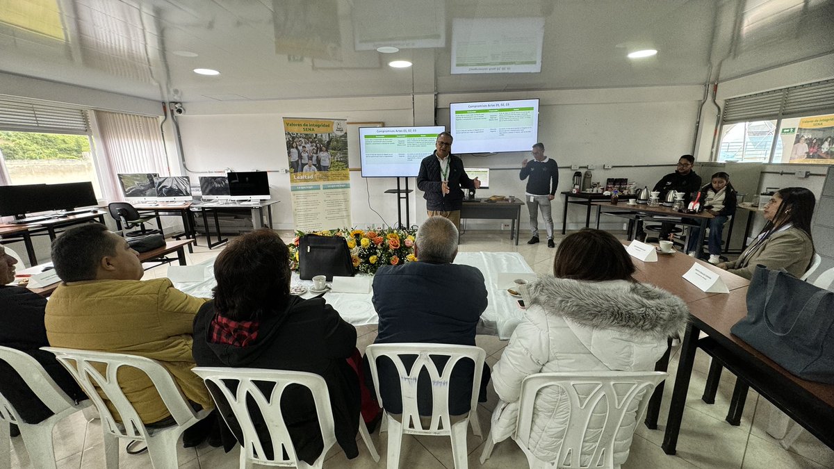 SENANarino's tweet photo. #AEstaHora | director regional (e) Bernardo Chamorro presenta ante el Consejo Regional del @SENANarino los compromisos cumplidos y que fueron acordados en reuniones anteriores. #Tuquerres https://t.co/QXTXuTVyBC