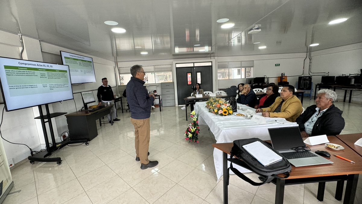 SENANarino's tweet photo. #AEstaHora | director regional (e) Bernardo Chamorro presenta ante el Consejo Regional del @SENANarino los compromisos cumplidos y que fueron acordados en reuniones anteriores. #Tuquerres https://t.co/QXTXuTVyBC