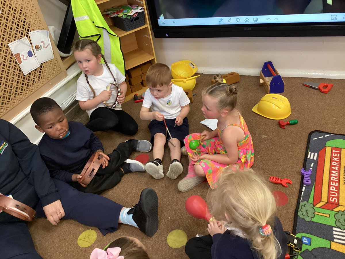 EgremontEYFS's tweet image. Mrs Hodgson’s music group had a fabulous time playing their musical instruments 🥁 🪇along to lots of different nursery rhymes #expressiveartsanddesign
