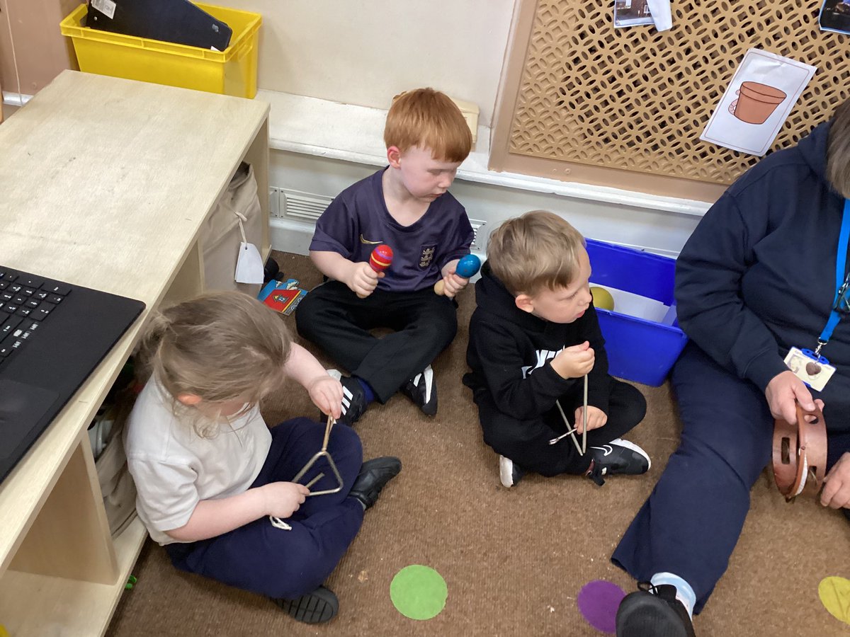 EgremontEYFS's tweet image. Mrs Hodgson’s music group had a fabulous time playing their musical instruments 🥁 🪇along to lots of different nursery rhymes #expressiveartsanddesign