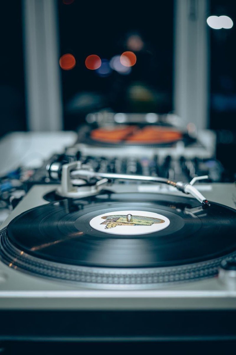 el_muziqa's tweet photo. COMPETITION TIME 🚨🚨🚨🚨
Disc Jockeys (DJ) We giving you a platform to promote yourself under this post and also stand a chance to learn how to spin Vinyls (Turn Tables) for free at Elmuziqa Academy 🔥🔥
Instructions on the next tweet.
#elmuziqa #elrecords #elmuziqaacardemy https://t.co/VIDNkaMbaU