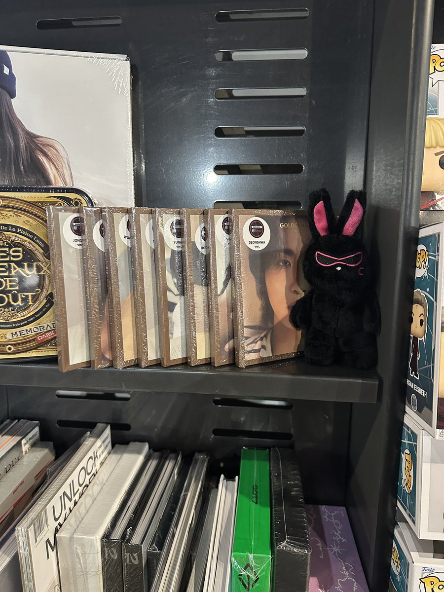 fortyfourart's tweet image. mito and i went to check out our ateez boys at HMV Harlow (Harlow, England) 🩷 @hmvHarlow @hello82EUROPE @hello82official #MyLocalHMV #hello82 #82giveaway