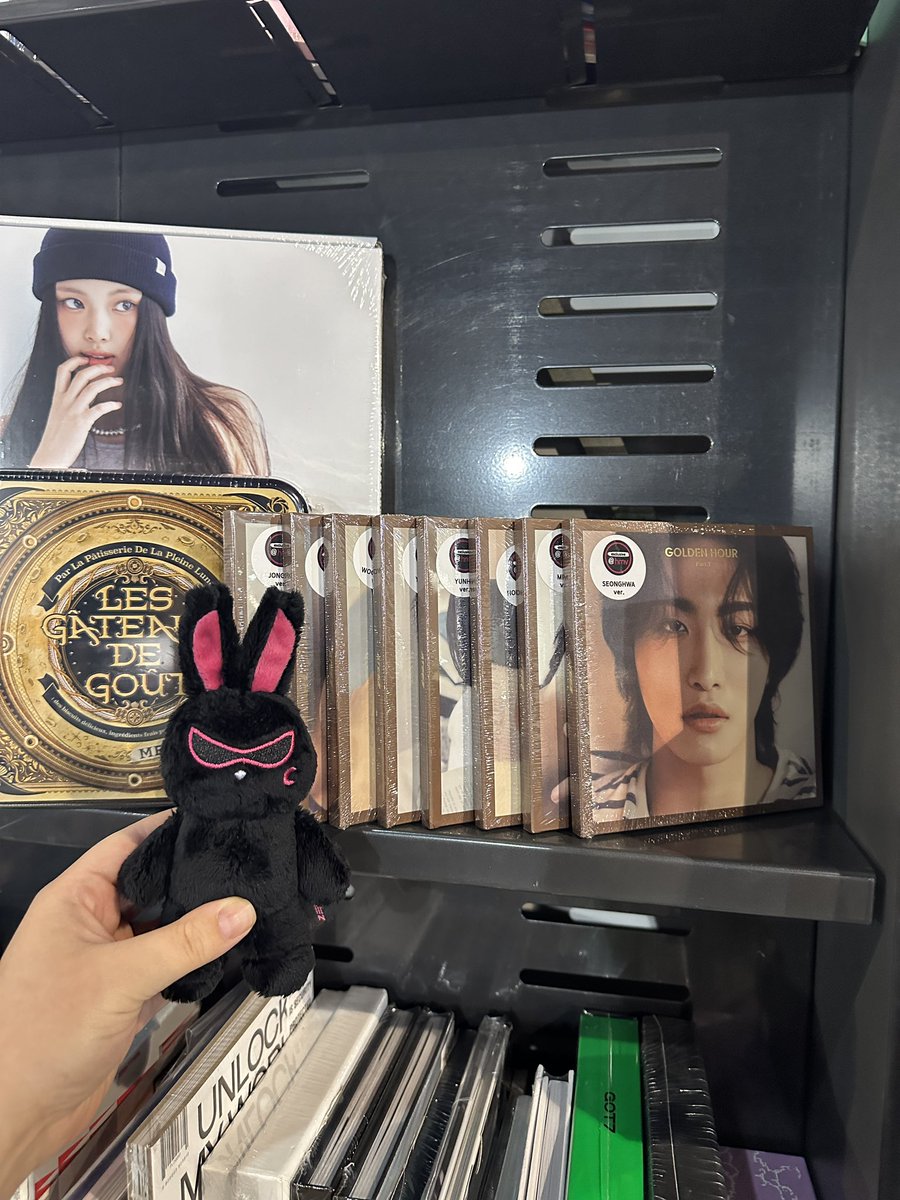 fortyfourart's tweet image. mito and i went to check out our ateez boys at HMV Harlow (Harlow, England) 🩷 @hmvHarlow @hello82EUROPE @hello82official #MyLocalHMV #hello82 #82giveaway