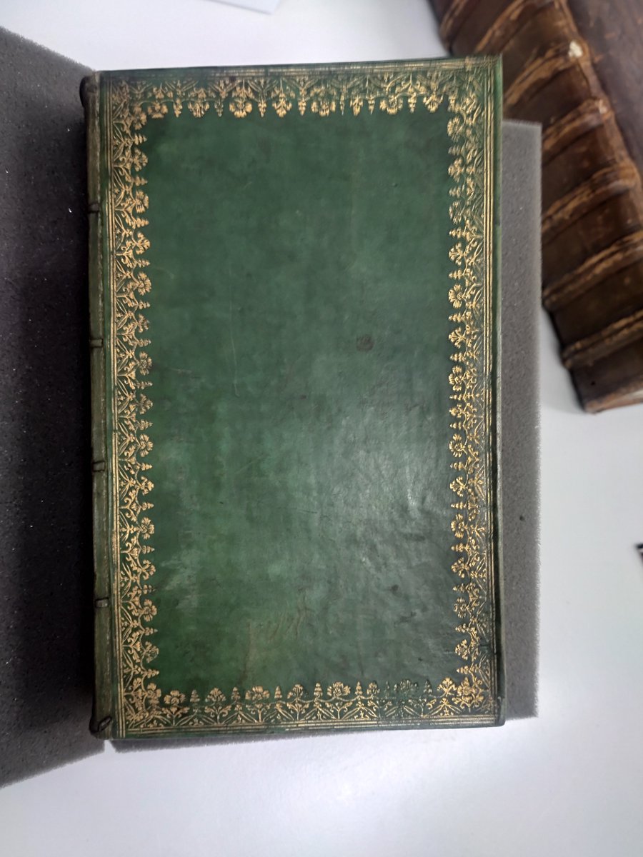 Oxford Libraries Trainees (@oxlibtrainees) on Twitter photo Should you judge a book by its cover? 🤔
It was the vibrant binding of this volume on botany which attracted the trainee at <a href="/StJohnsOxLib/">St John's College Library, Oxford</a>, who opened it to discover these lovely pressed flowers and a handwritten note! 💐
#LibraryFinds
HB4/4.b.2.9 Should you judge a book by its cover? 🤔
It was the vibrant binding of this volume on botany which attracted the trainee at <a href="/StJohnsOxLib/">St John's College Library, Oxford</a>, who opened it to discover these lovely pressed flowers and a handwritten note! 💐
#LibraryFinds
HB4/4.b.2.9