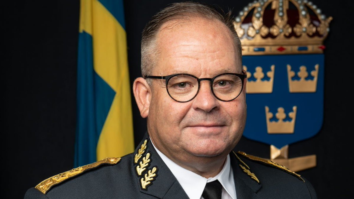 PlJonson's tweet photo. Idag lämnade regeringen ett viktigt besked. Generallöjtnant Michael Claesson har utsetts till nästa överbefälhavare för Försvarsmakten från och med den 1 oktober. Detta då överbefälhavare Micael Bydéns förordnande går ut 31 september. (1/5) https://t.co/D4uuwiigiR