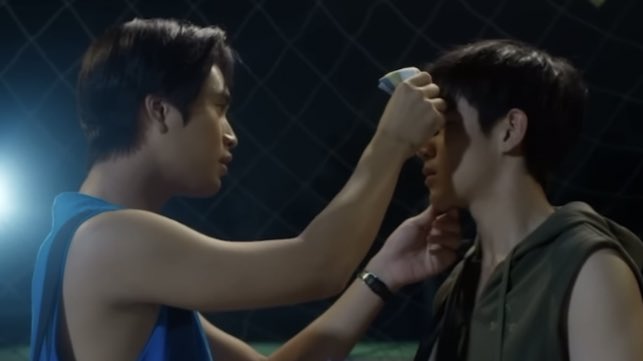 pitchoar's tweet photo. คุรคะ คุณเช็ดเหงื่อเพื่อนแบบนี้หรอคะ 
#ว้าวุ่นเลยMV #MyLoveMixUpTHep1 https://t.co/b6VWgNgIcd