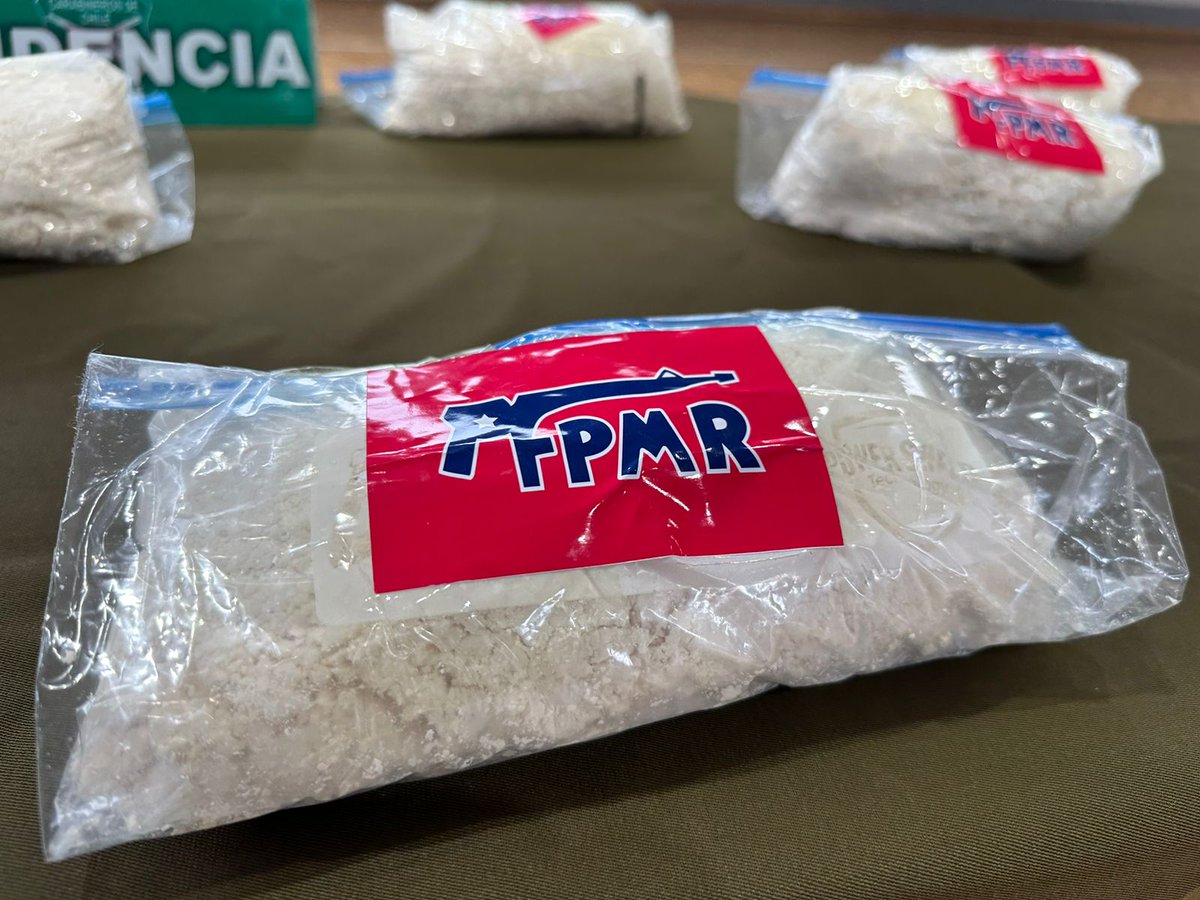 CEspinozaQ's tweet photo. 71 kilos de droga rotulado con logos del Frente Patriótico Manuel Rodriguez son incautados en 11 allanamientos entre Penco y Tomé. Ha sido capturado junto a otras 7 personas "El Patrón de Penco". 200 Carabineros participaron del operativo @Cooperativa https://t.co/NZ1qHSDBga