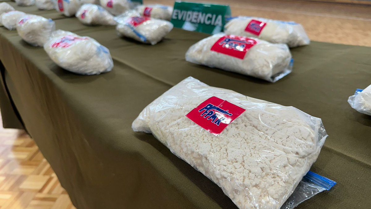 CEspinozaQ's tweet photo. 71 kilos de droga rotulado con logos del Frente Patriótico Manuel Rodriguez son incautados en 11 allanamientos entre Penco y Tomé. Ha sido capturado junto a otras 7 personas "El Patrón de Penco". 200 Carabineros participaron del operativo @Cooperativa https://t.co/NZ1qHSDBga