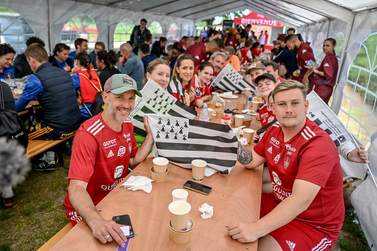 SB29's tweet photo. ❤⚪⚔ Nouvelle édition réussie pour le 𝗧𝗼𝘂𝗿𝗻𝗼𝗶 𝗱𝗲𝘀 𝗦𝗼𝗶𝗴𝗻𝗮𝗻𝘁𝘀 ! 
Organisée cette fois-ci à Reims, le lundi 3 juin 2024, la 3e édition du Tournoi des Soignants a rassemblé 16 équipes hospitalières, dont celle du Stade Brestois, formées au sein des Groupements Hospitaliers de Territoires (GHT) venues de toute la France pour représenter le club de Ligue 1 Uber Eats et de Ligue 2 BKT de leur territoire.
