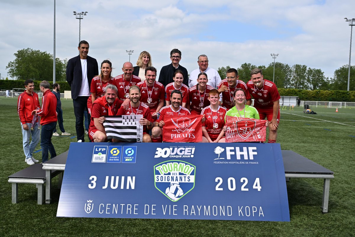 SB29's tweet photo. ❤⚪⚔ Nouvelle édition réussie pour le 𝗧𝗼𝘂𝗿𝗻𝗼𝗶 𝗱𝗲𝘀 𝗦𝗼𝗶𝗴𝗻𝗮𝗻𝘁𝘀 ! 
Organisée cette fois-ci à Reims, le lundi 3 juin 2024, la 3e édition du Tournoi des Soignants a rassemblé 16 équipes hospitalières, dont celle du Stade Brestois, formées au sein des Groupements Hospitaliers de Territoires (GHT) venues de toute la France pour représenter le club de Ligue 1 Uber Eats et de Ligue 2 BKT de leur territoire.