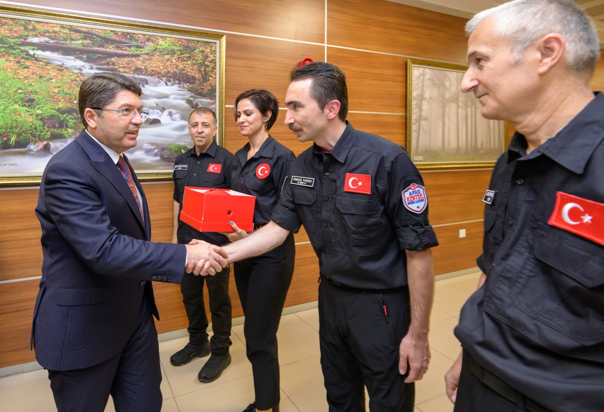 yilmaztunc's tweet photo. 6 Şubat depremlerinde #Bolu Adli ve İdari Yargı Mahkemelerinde görev alan AFAD gönüllüsü çalışanlarımızın kurduğu Bolu ATAK (Bolu Adalet Teşkilatı Arama ve Kurtarma Derneği) mensuplarıyla bir aradaydık.

Toplumsal olaylarda milletçe gösterdiğimiz birlik, beraberlik ve fedakarlığın en güzel örneklerinden birini oluşturan Bolu ATAK’a çok teşekkür ediyor, bu anlamlı yolda başarılar diliyorum.