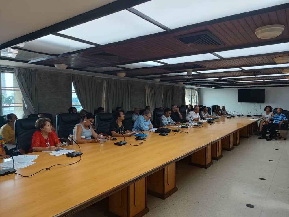 ArmandoRguezB's tweet photo. Fortalecer el Sistema de Programas y Proyectos #CTI, flexibilizar su ejecución manteniendo rigor científico, control de recursos y potenciando la solución de problemas concretos de economía y sociedad. A análisis en #MacroprogramaCTI presiden @InesMChapman @EdMartDiaz #Cuba https://t.co/6sFKa094qI