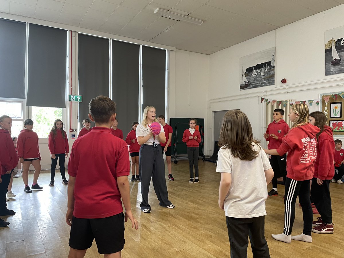 Urdd Caerdydd a'r Fro (@urddcaerdyddfro) on Twitter photo Diolch yn fawr i fl.6 Ysgol <a href="/CoedYGof/">Coed-Y-Gof 🏴</a> am y croeso cynnes yn ystod eu prynhawn pontio 😎
Edrych ymlaen i’ch gweld chi’n fuan! 🙌
Many thanks to those from Year 6 in Ysgol Coed-y-Gof for their warm welcome during the transition afternoon😎
Looking forward to see you soon🤩 Diolch yn fawr i fl.6 Ysgol <a href="/CoedYGof/">Coed-Y-Gof 🏴</a> am y croeso cynnes yn ystod eu prynhawn pontio 😎
Edrych ymlaen i’ch gweld chi’n fuan! 🙌
Many thanks to those from Year 6 in Ysgol Coed-y-Gof for their warm welcome during the transition afternoon😎
Looking forward to see you soon🤩