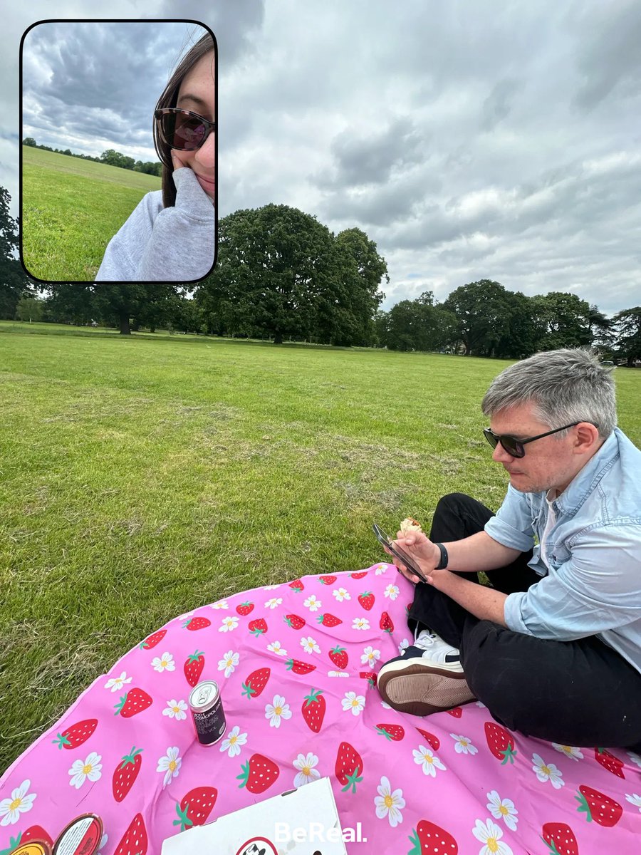 Diss passed, pad finished and library cat seen for the last time :( 
Celebrating with lunch and drinks in the park 🎉