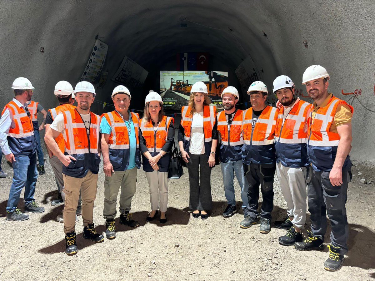 TC_LubliyanaBE's tweet image. Slovenya’nın en önemli altyapı projelerinden biri olan Koper-Divaça demiryolu projesinde bir tünelin daha kazı işlerinin tamamlanması münasebetiyle gerçekleştirilen törene katıldık. Projeyi yürüten firmamıza ve çalışanlarına emekleri için teşekkür ederiz.